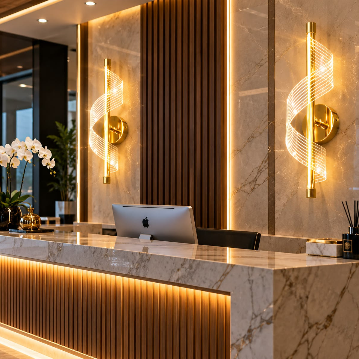 Lámpara de Pared LED Dorada con Diseño Artístico