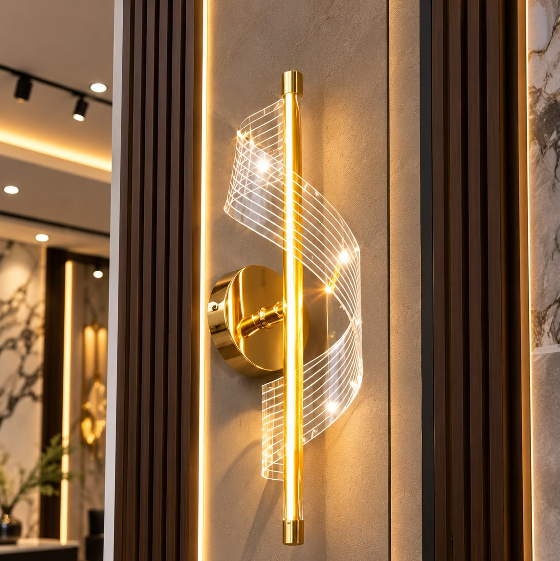 Lámpara de Pared LED Dorada con Diseño Artístico